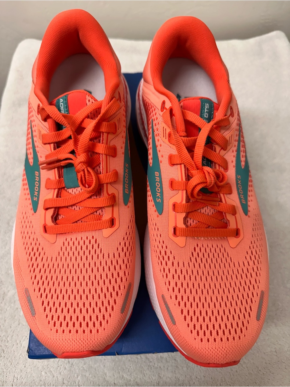 NWT Brooks Adrenaline GTS 22 Womens in Bright Coral with Teal Accents - 10.5